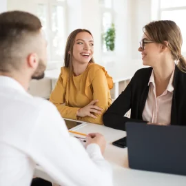 Două femei discută la o întâlnire profesională