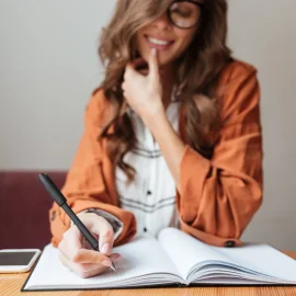 Notarea ideilor într-un caiet la birou